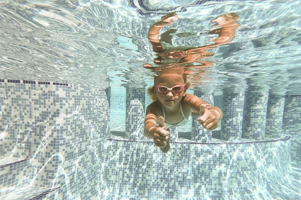 I benefici del nuoto per bambini e adulti: perché tutti dovrebbero iniziare a nuotare